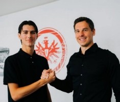 官方：法兰克福与18岁门将西列维奇签下职业合约